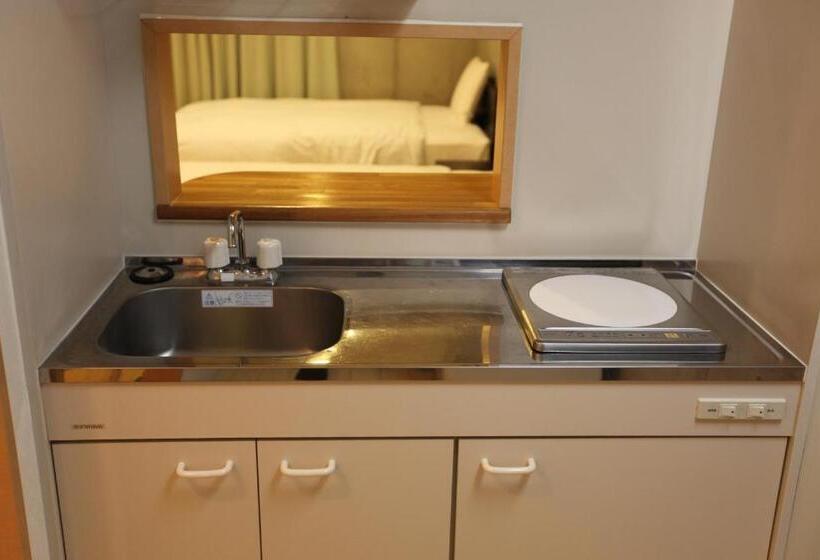 Camera Tripla Standard, Nahawest Inn