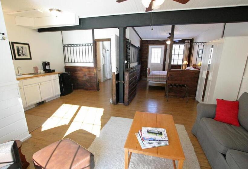 جناح, Old Saco Inn