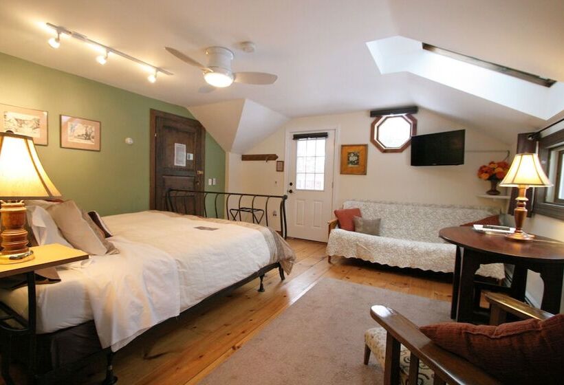 جناح, Old Saco Inn