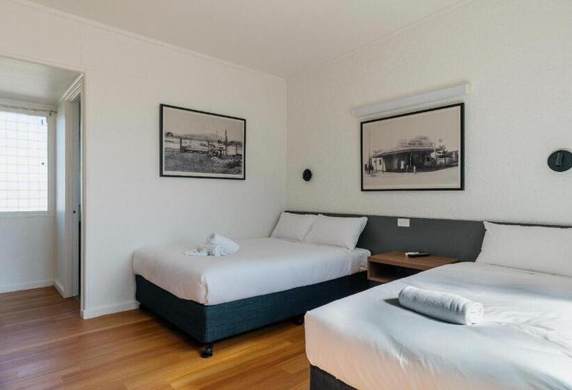 Economy Triple Room, Boomerang