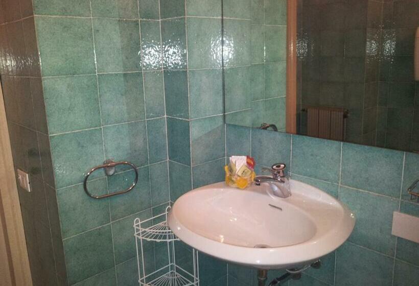 Habitació Estàndard, Post