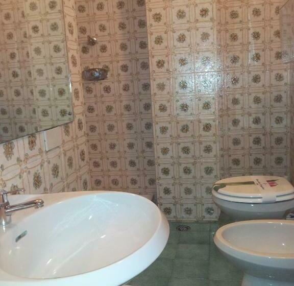 Habitació Estàndard, Post