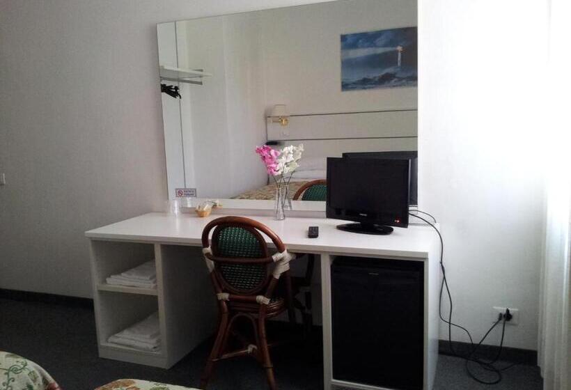 Habitació Estàndard, Post