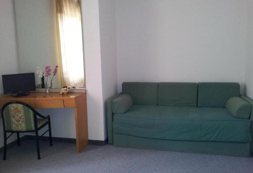 Habitació Deluxe, Post