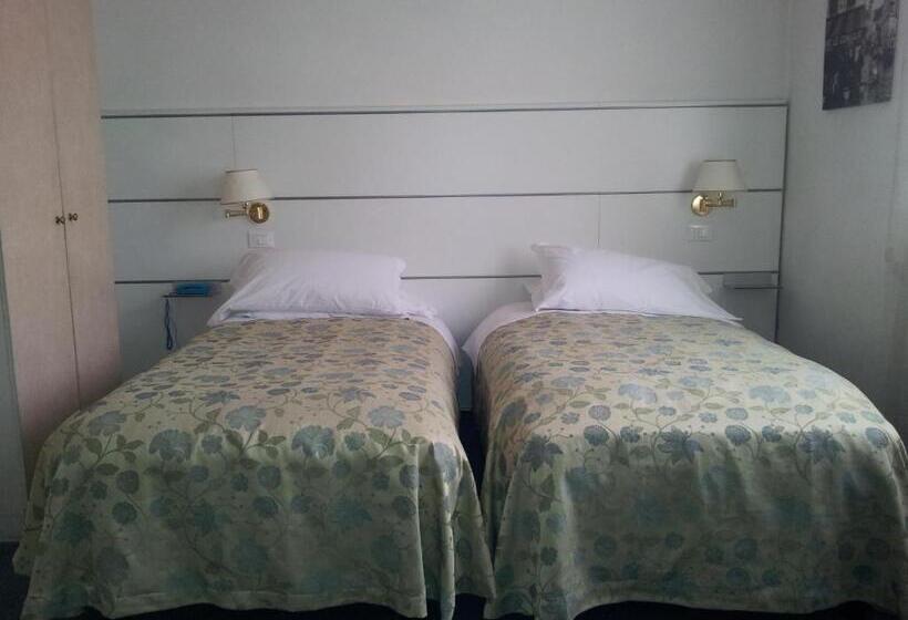 Habitació Deluxe, Post