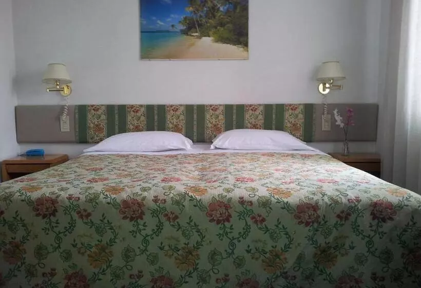 Economy Triple Room, Post