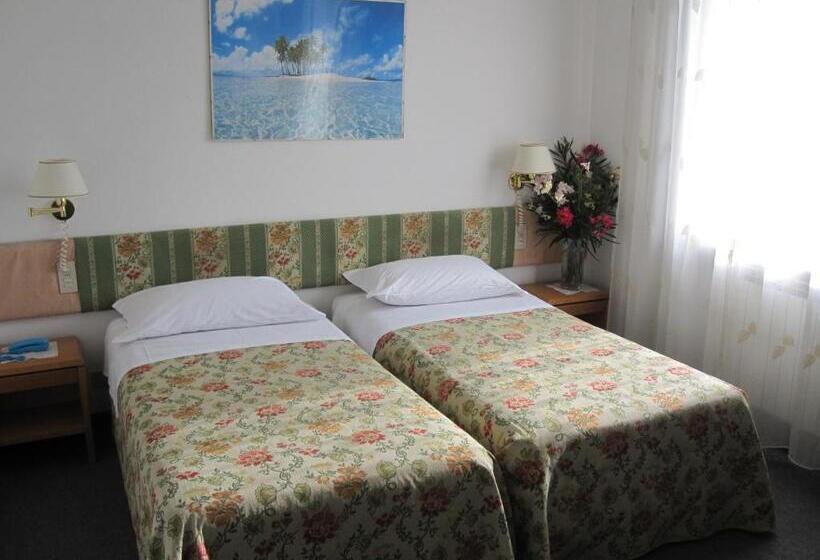 Economy Triple Room, Post