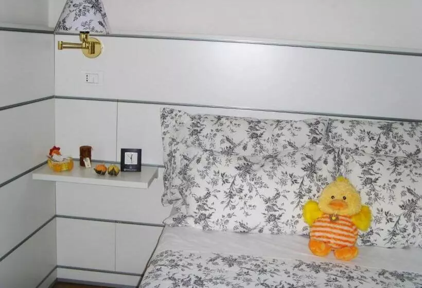 Economy Triple Room, Post