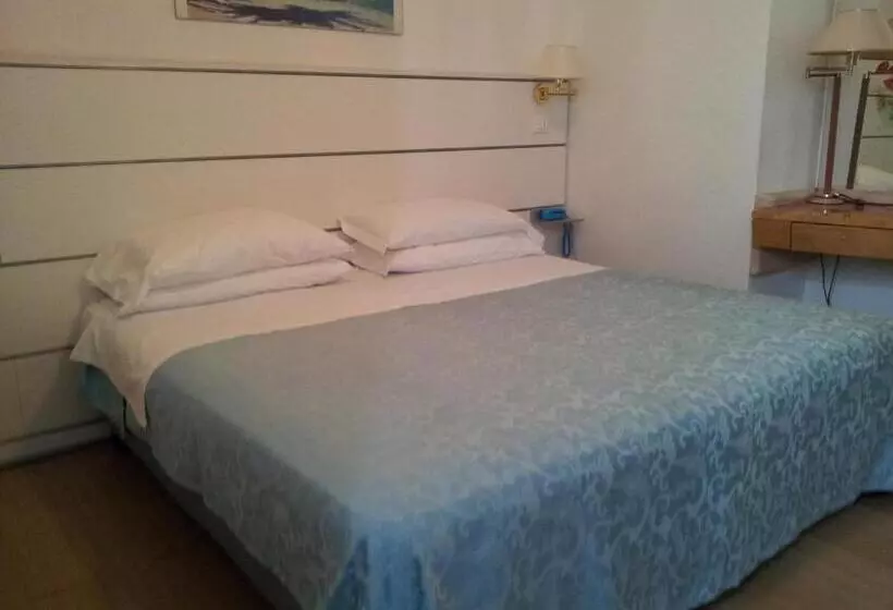 Economy Triple Room, Post
