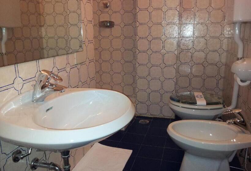 Habitació Triple Economy, Post