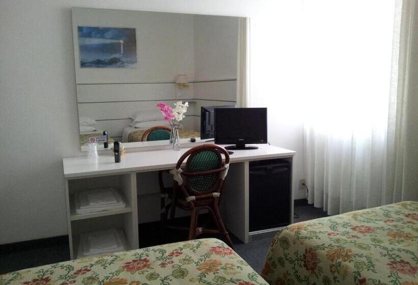 Habitació Triple Economy, Post