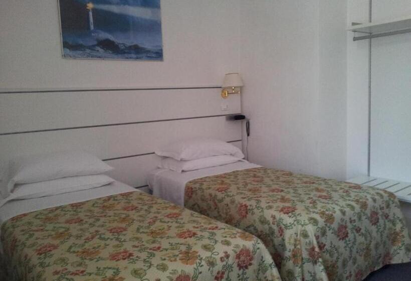 Habitació Triple Economy, Post