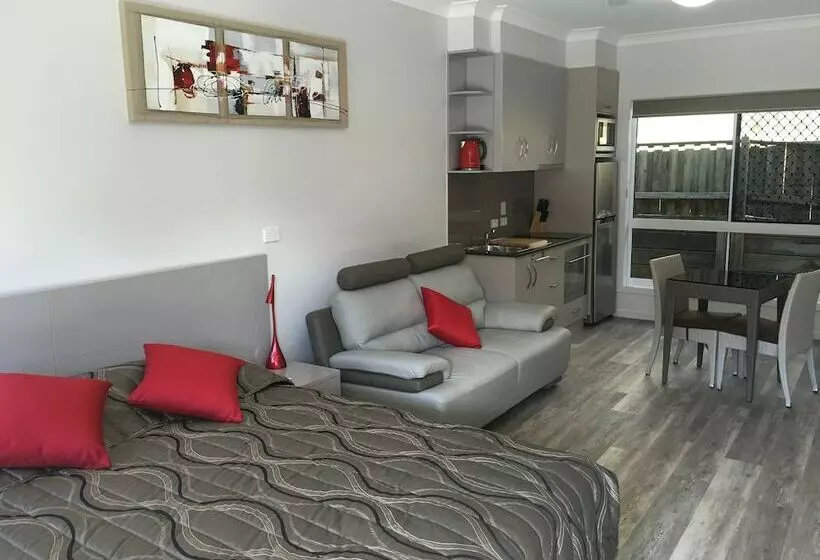 スタンダードスタジオ, Athena Motel Apartments