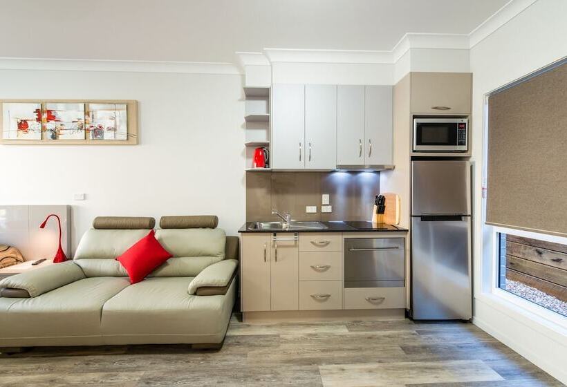 إستوديو قياسى, Athena Motel Apartments