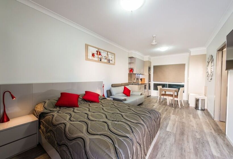 스탠다드 스튜디오, Athena Motel Apartments