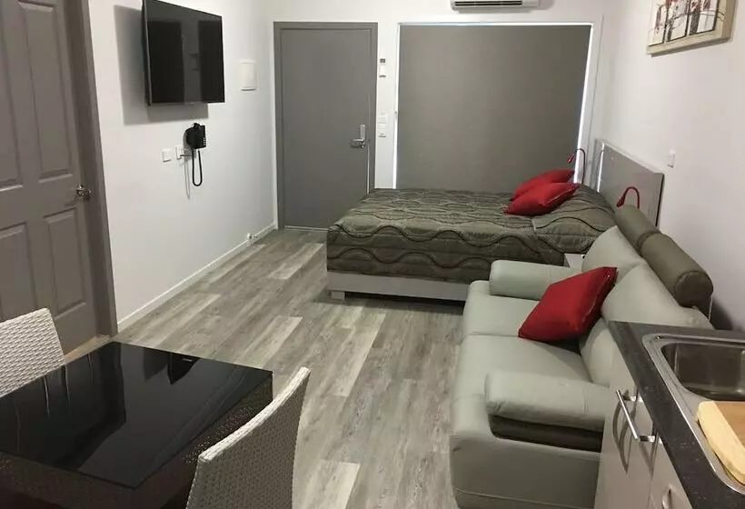 スタンダードスタジオ, Athena Motel Apartments