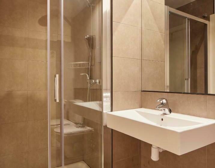 غرفة قياسية ثلاثية, Berri Versalles