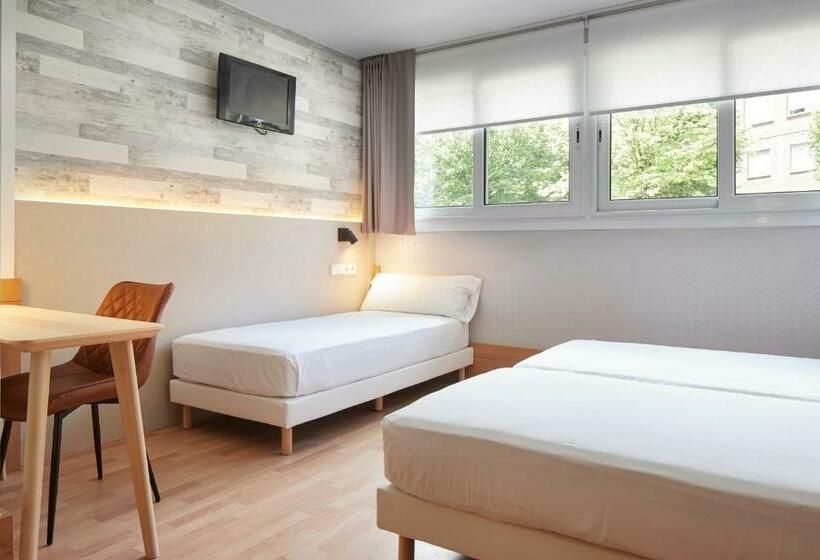 غرفة قياسية ثلاثية, Berri Versalles