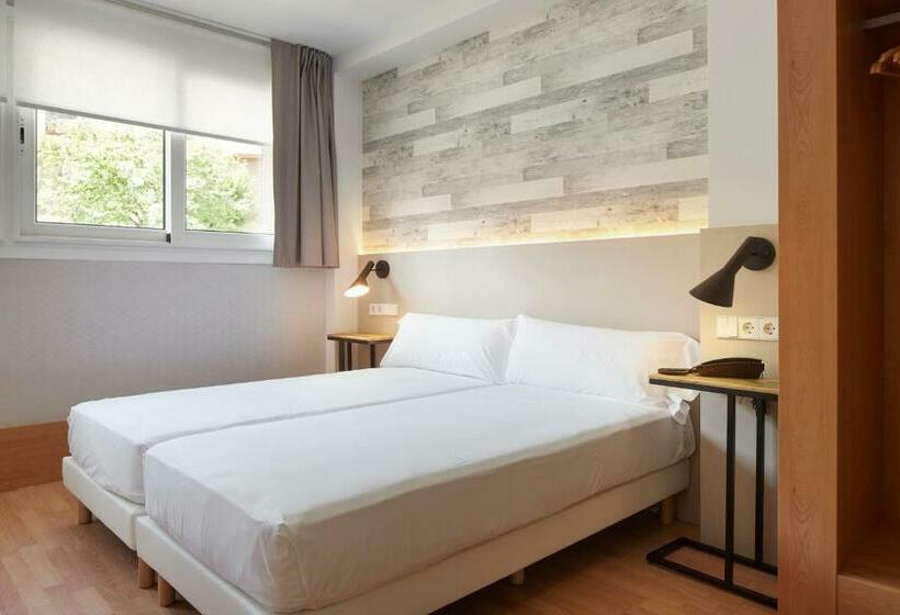 غرفة قياسية ثلاثية, Berri Versalles