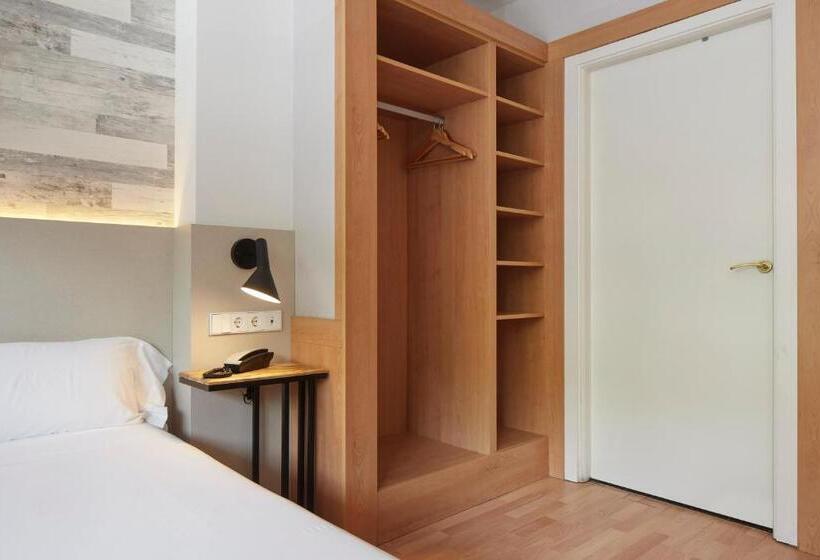 غرفة قياسية ثلاثية, Berri Versalles