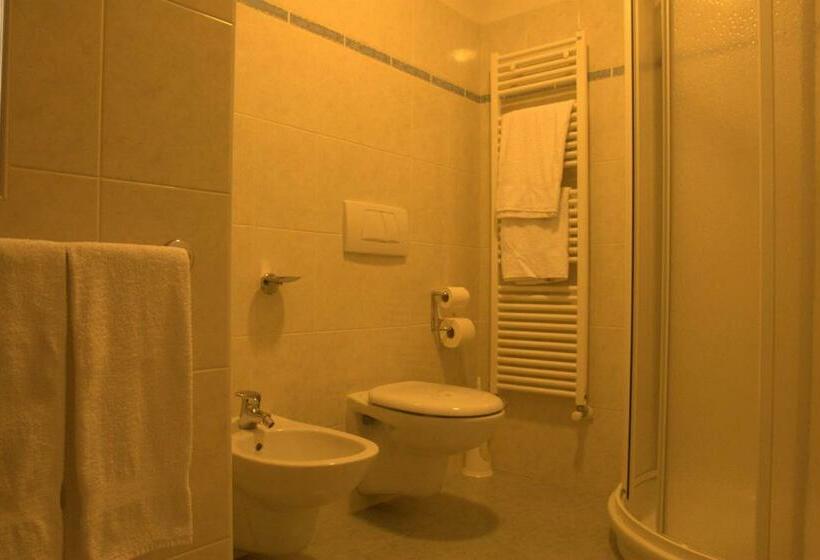 غرفة قياسية فردية, Denny