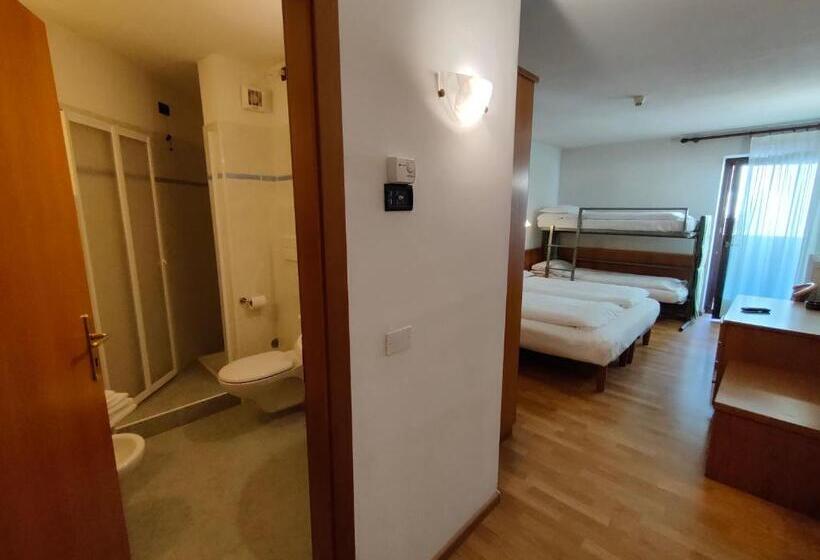 غرفة عائلية, Denny