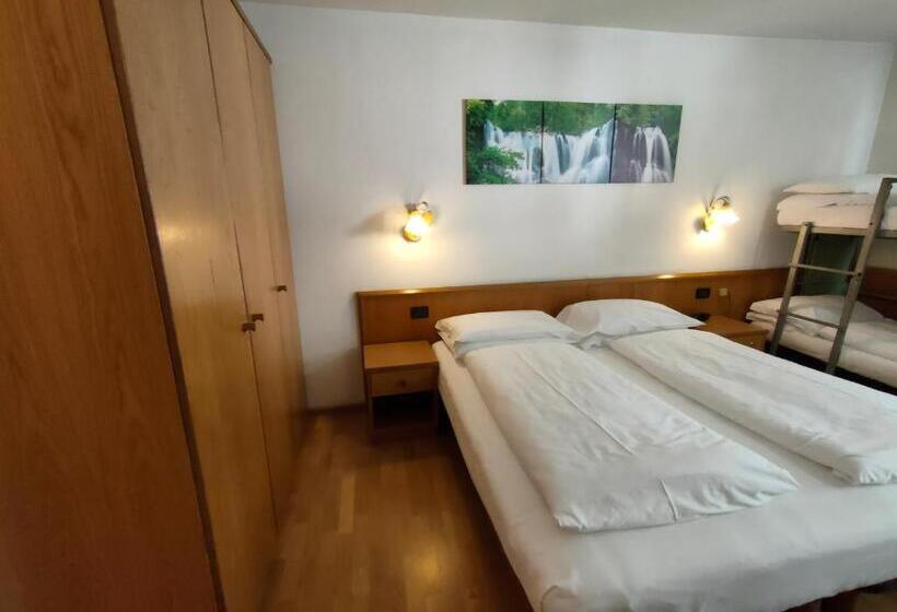 חדר משפחתי, Denny