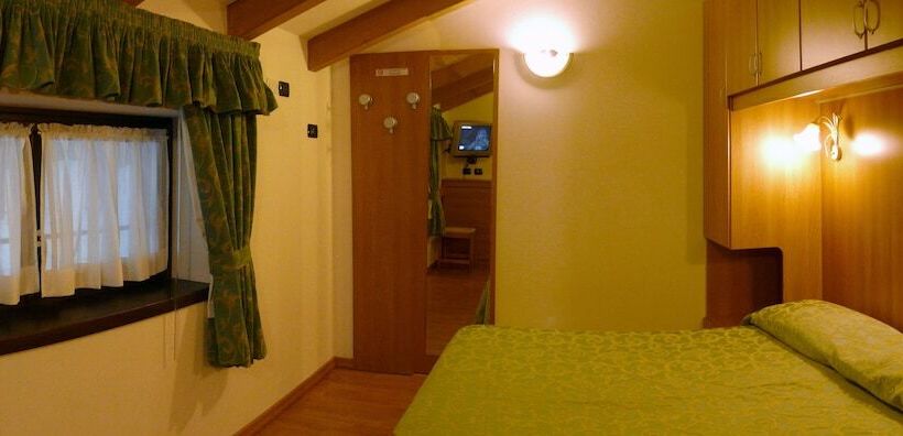 شقة غرفة واحدة, Denny