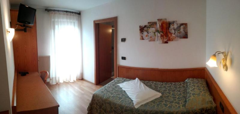 غرفة قياسية فردية, Denny