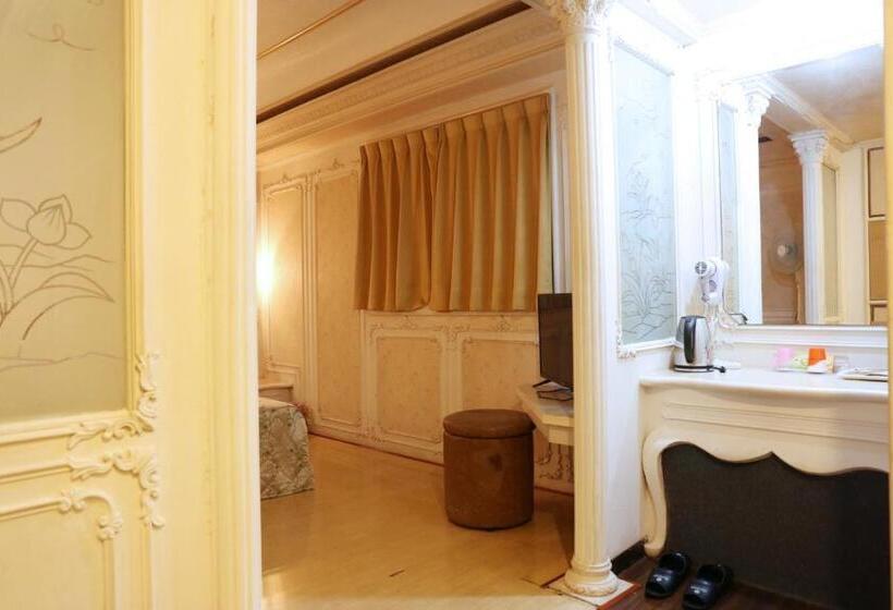 Economy Quadruple Room, Persimmon