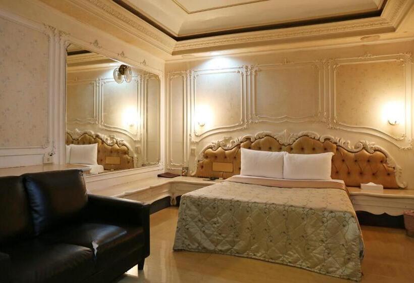 Economy Quadruple Room, Persimmon