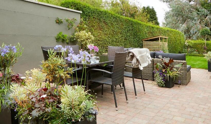 Дом 3 Спальни, The Plough Inn & Cottages