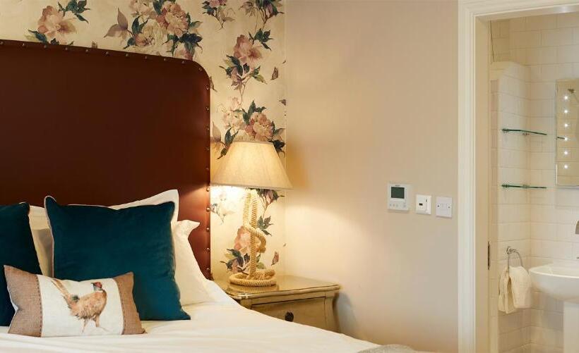 Дом 4 Спальни, The Plough Inn & Cottages