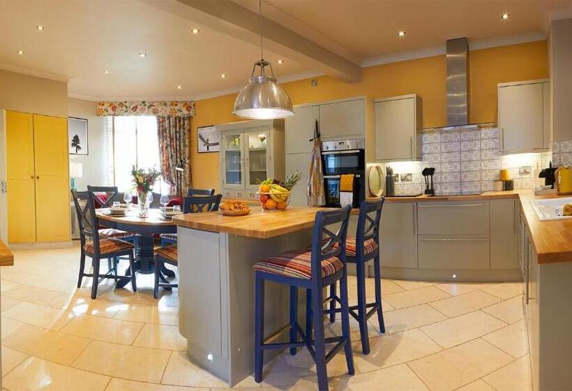 Дом 4 Спальни, The Plough Inn & Cottages