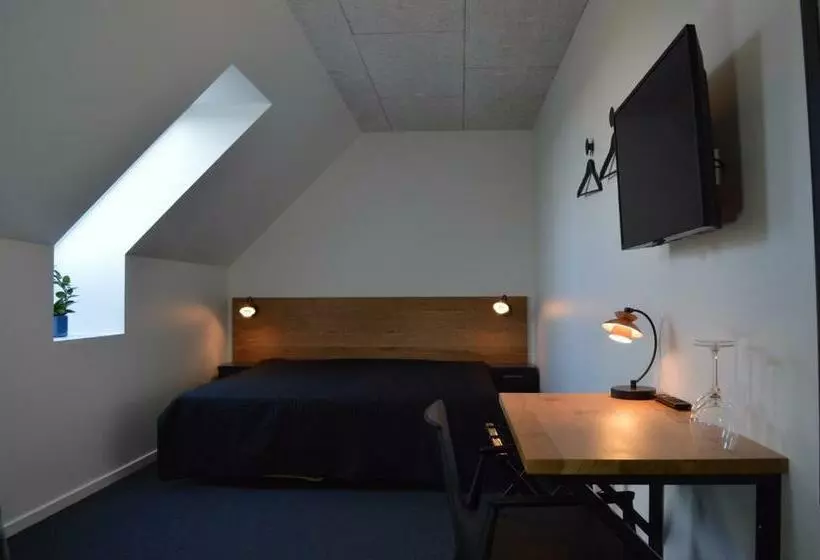 Standard-huone, Femhøj