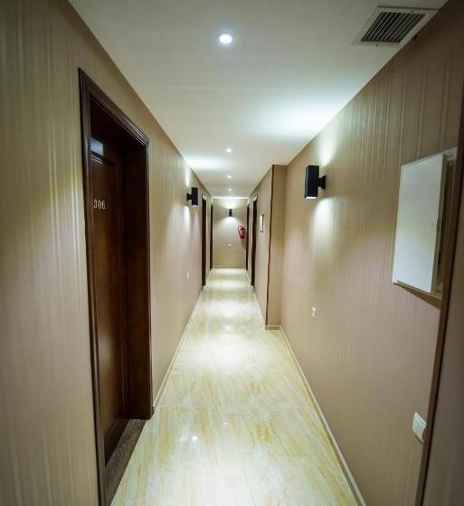 اتاق کلاسیک سه تخته, Tbilisi Inn