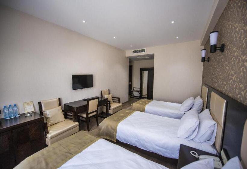 اتاق کلاسیک سه تخته, Tbilisi Inn