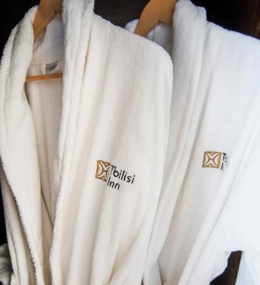 اتاق خانوادگی, Tbilisi Inn