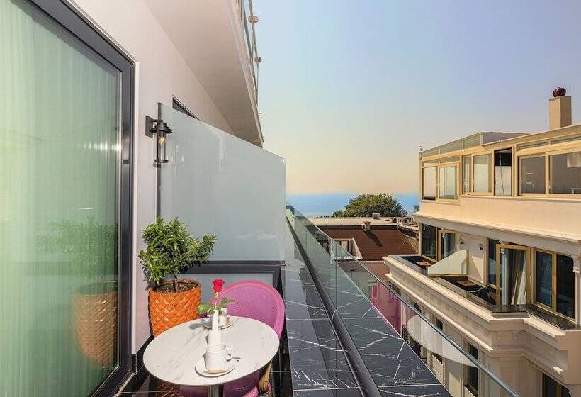 オーシャンビュースーペリアールーム, The Magnaura Palace