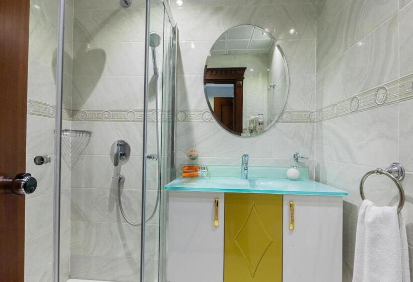 スタンダードルーム, The Magnaura Palace