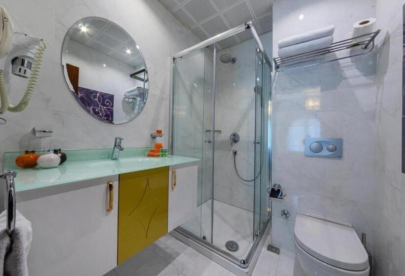 デラックスルーム, The Magnaura Palace