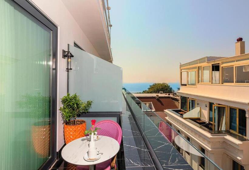 オーシャンビュースーペリアールーム, The Magnaura Palace