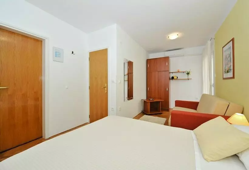 コンフォートルーム, Apartments & Rooms Petra
