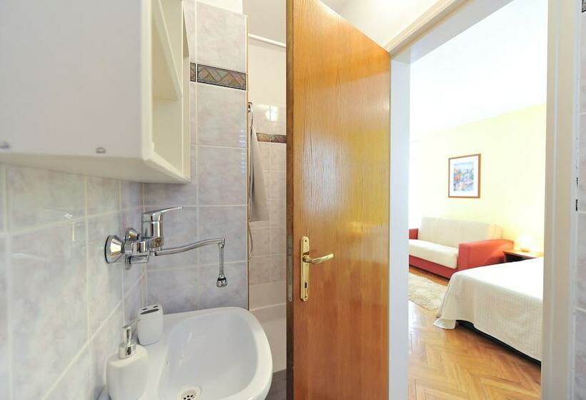 コンフォートルーム, Apartments & Rooms Petra