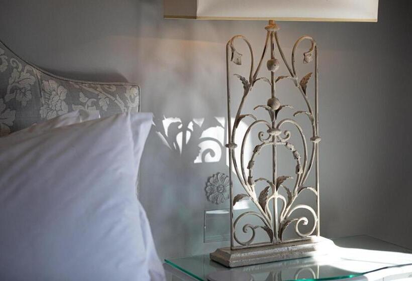 חדר דלוקס, The Old Hall Ely