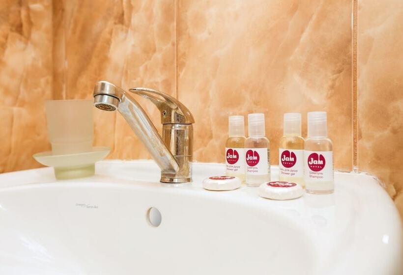 غرفة قياسية, Lviv Central Jam