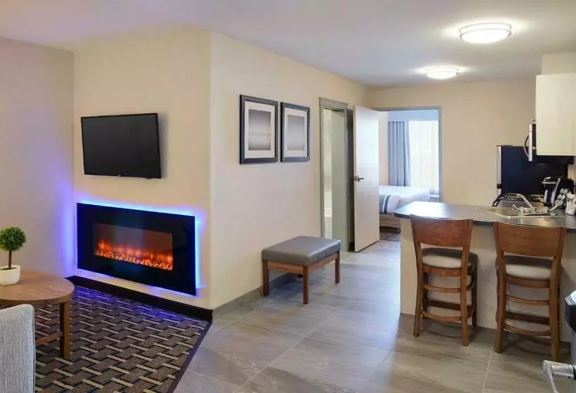 キングサイズベッドのスイートルーム, Pomeroy Inn And Suites Vermilion