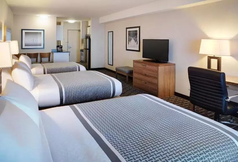 デラックストリプルルーム, Pomeroy Inn And Suites Vermilion