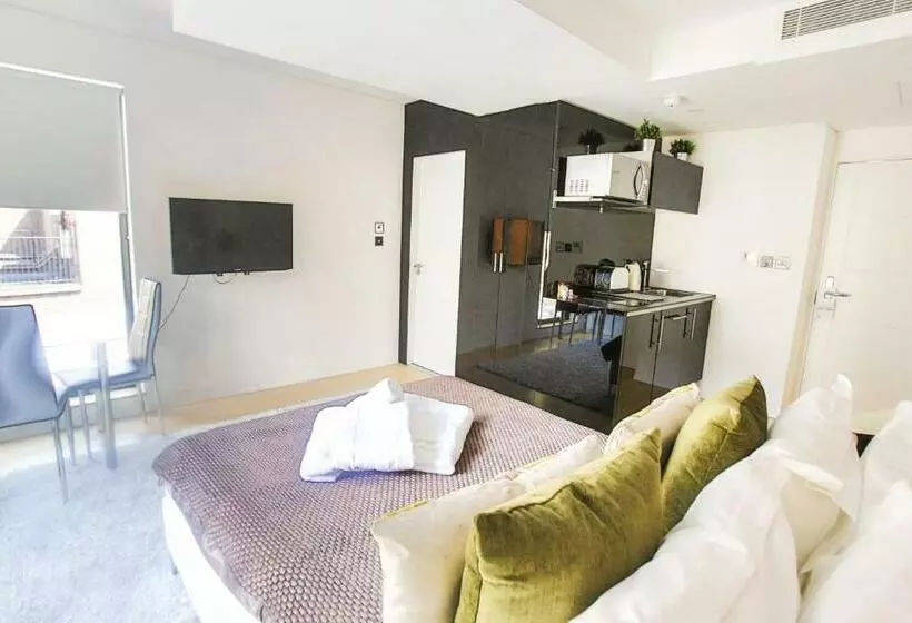 استودیوی لوکس, Room Home Stay