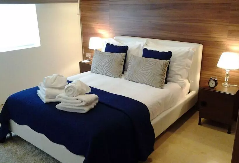 استودیوی لوکس, Room Home Stay